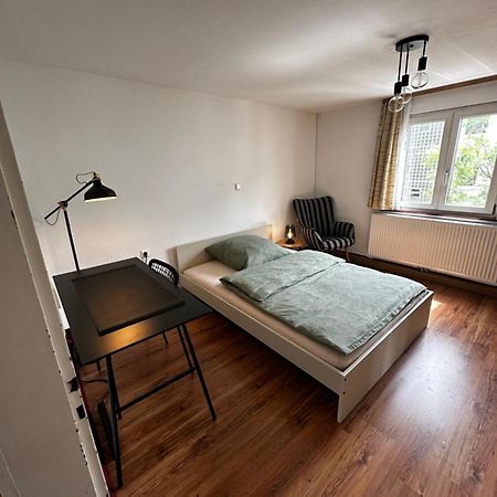 Einfaches Haus Mit Privatzimmern Und Gemeinschaftsraeumen 海尔布隆 外观 照片
