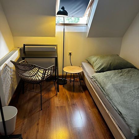 Einfaches Haus Mit Privatzimmern Und Gemeinschaftsraeumen 海尔布隆 外观 照片