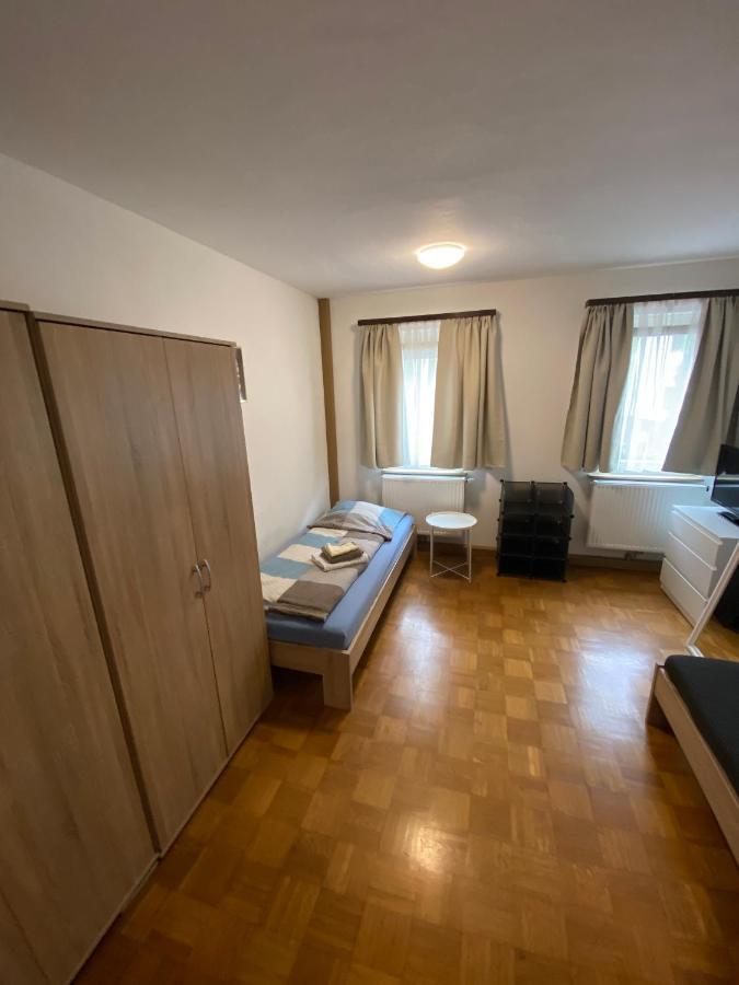 Einfaches Haus Mit Privatzimmern Und Gemeinschaftsraeumen 海尔布隆 外观 照片