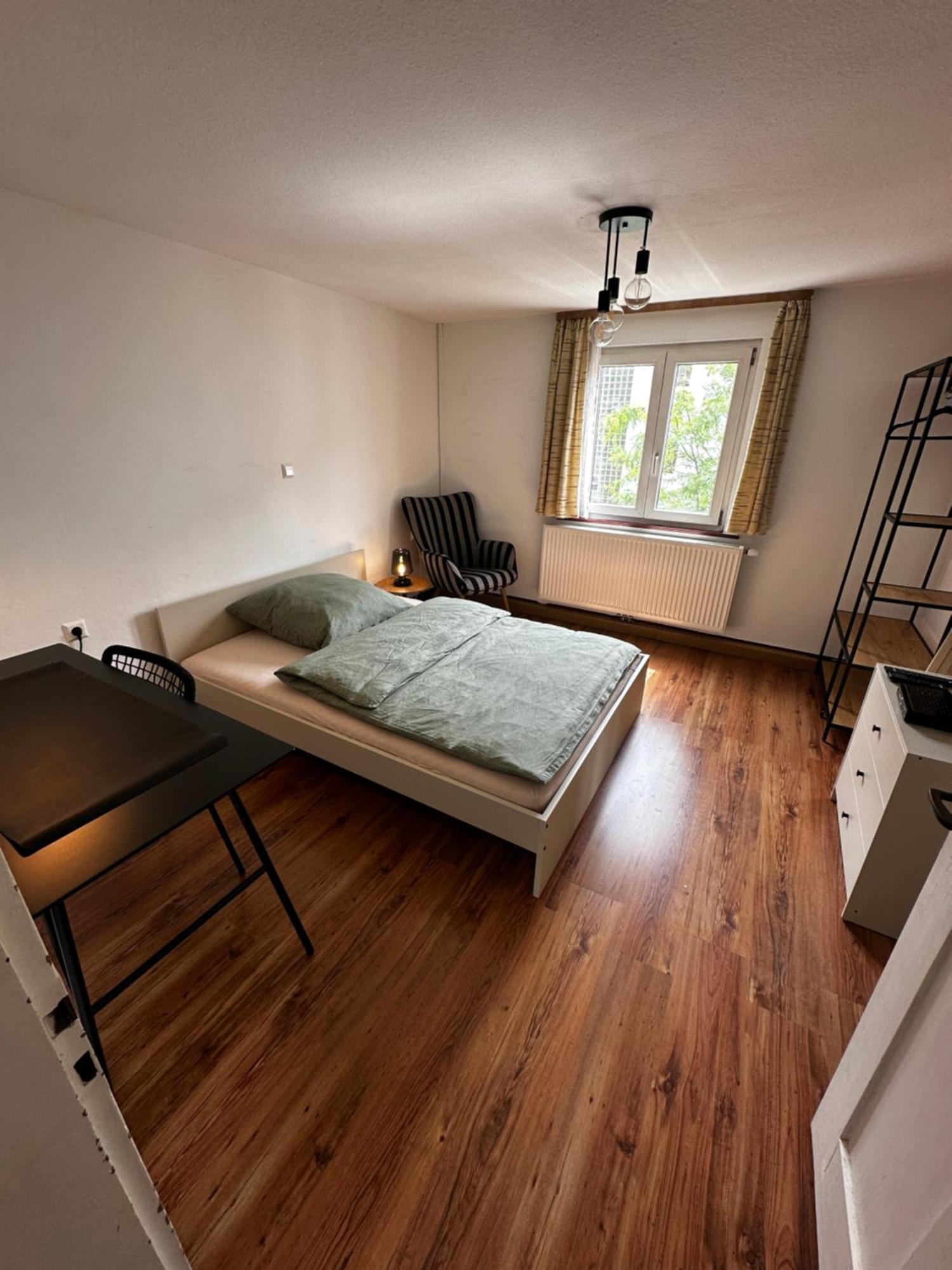 Einfaches Haus Mit Privatzimmern Und Gemeinschaftsraeumen 海尔布隆 外观 照片