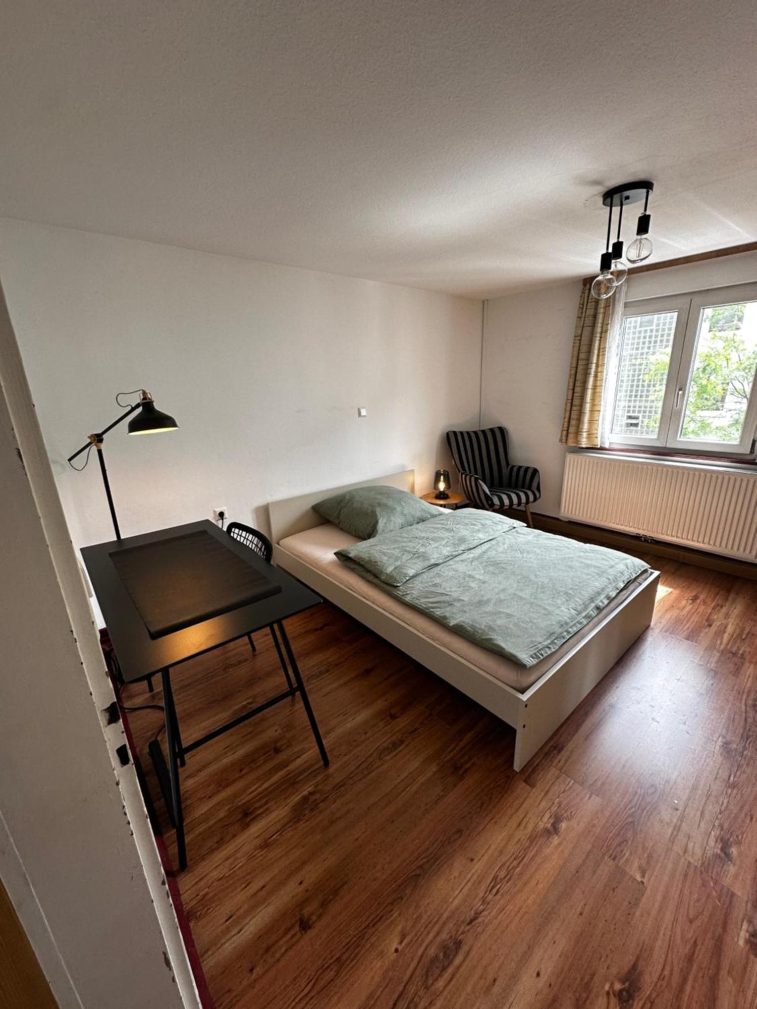 Einfaches Haus Mit Privatzimmern Und Gemeinschaftsraeumen 海尔布隆 外观 照片