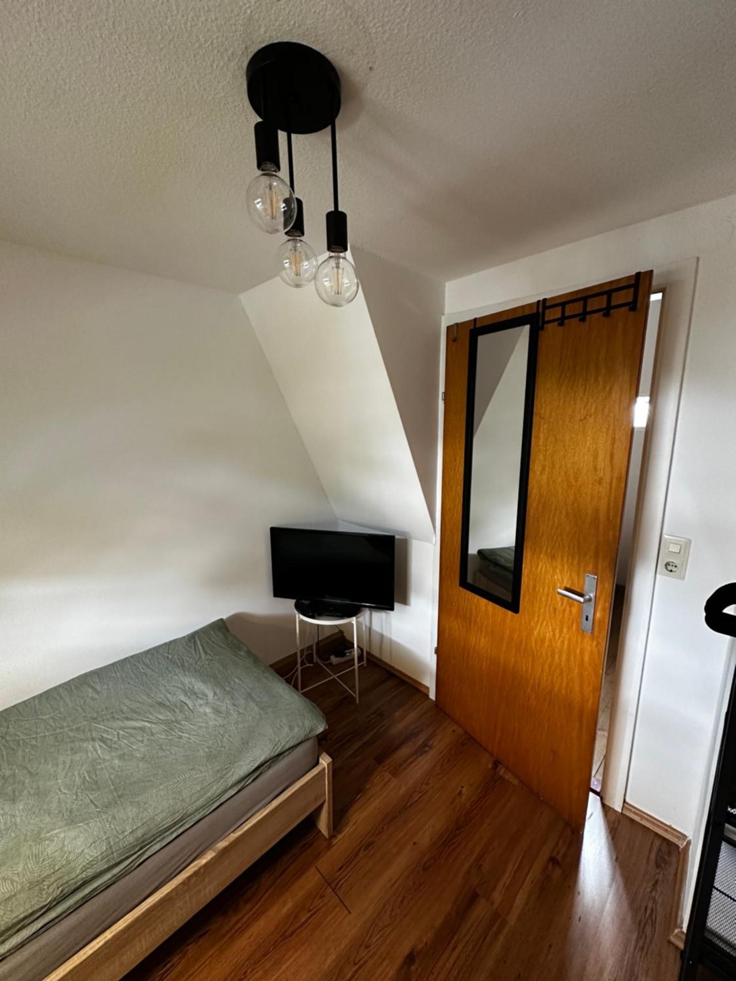 Einfaches Haus Mit Privatzimmern Und Gemeinschaftsraeumen 海尔布隆 外观 照片